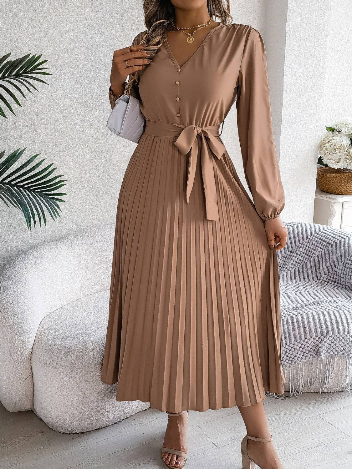 Plissiertes, gebundenes Langarmkleid mit V-Ausschnitt