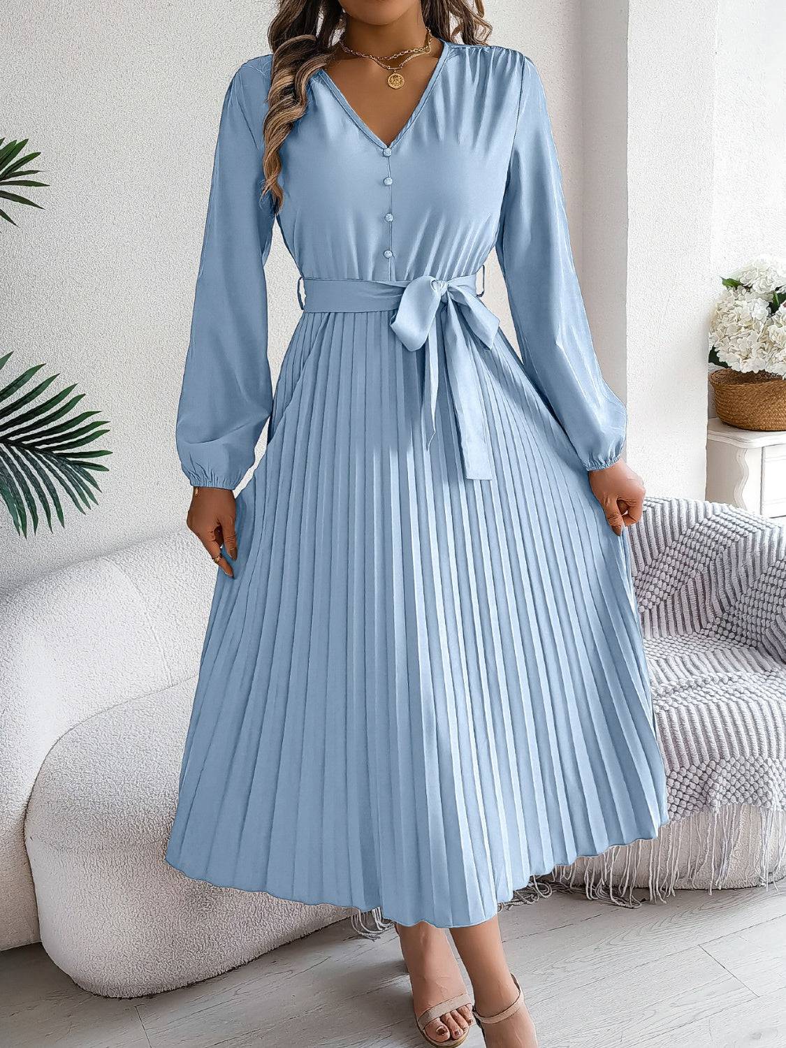 Plissiertes, gebundenes Langarmkleid mit V-Ausschnitt