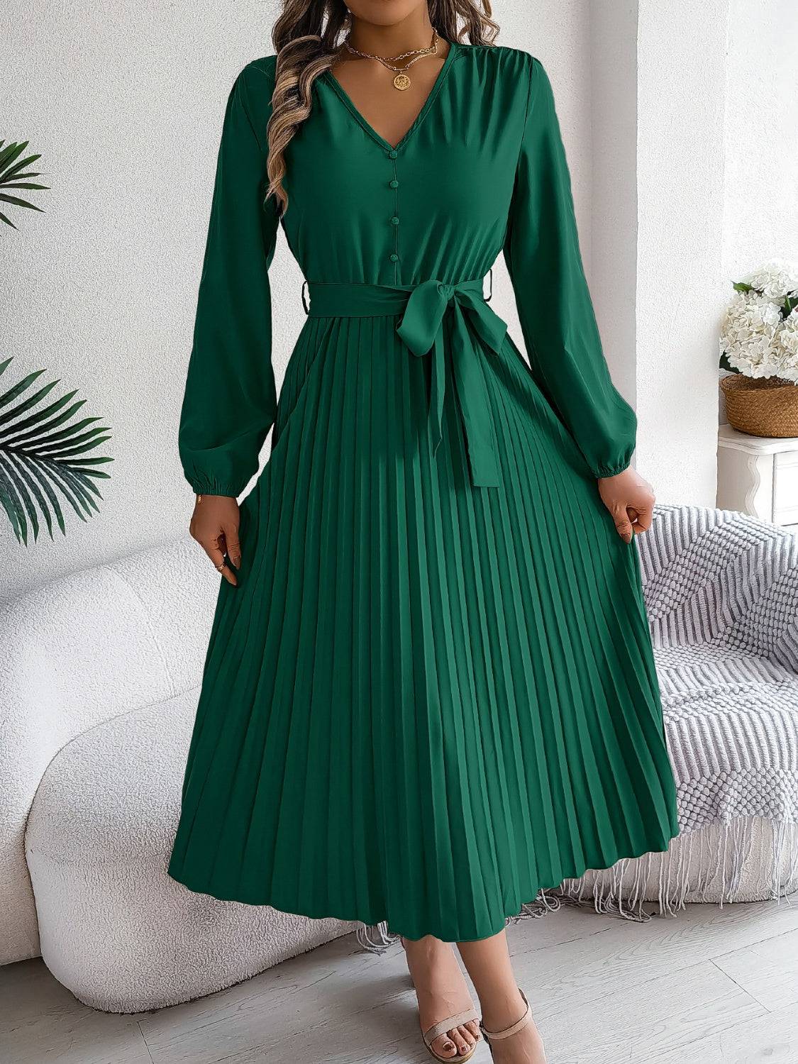 Plissiertes, gebundenes Langarmkleid mit V-Ausschnitt