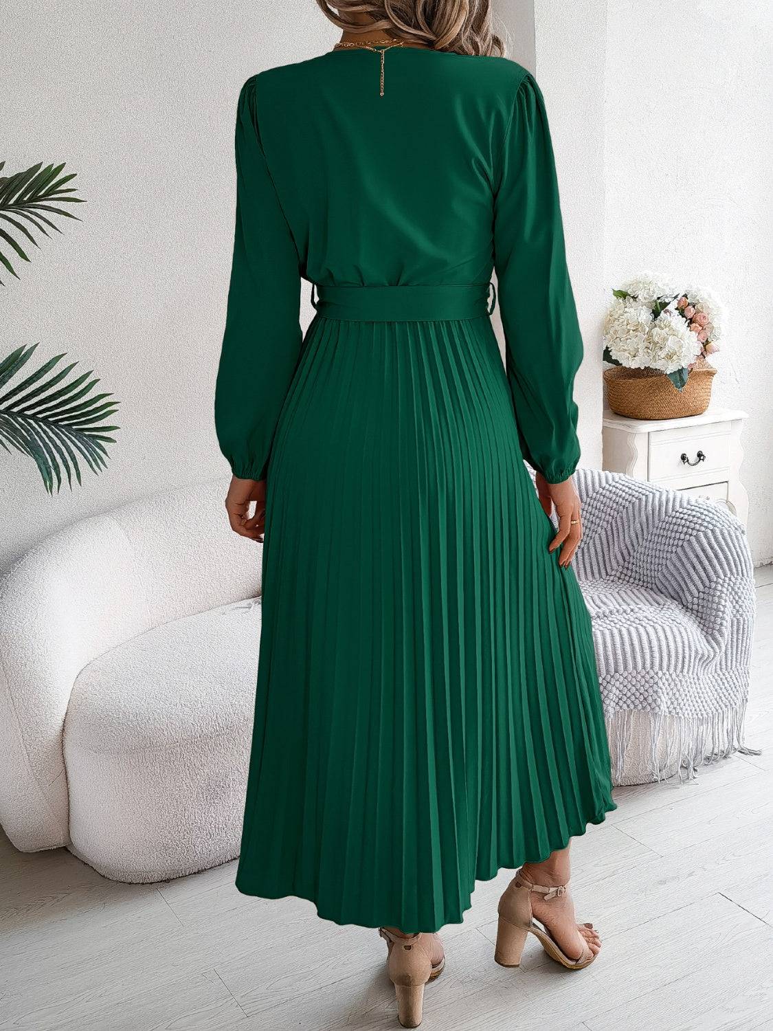 Plissiertes, gebundenes Langarmkleid mit V-Ausschnitt