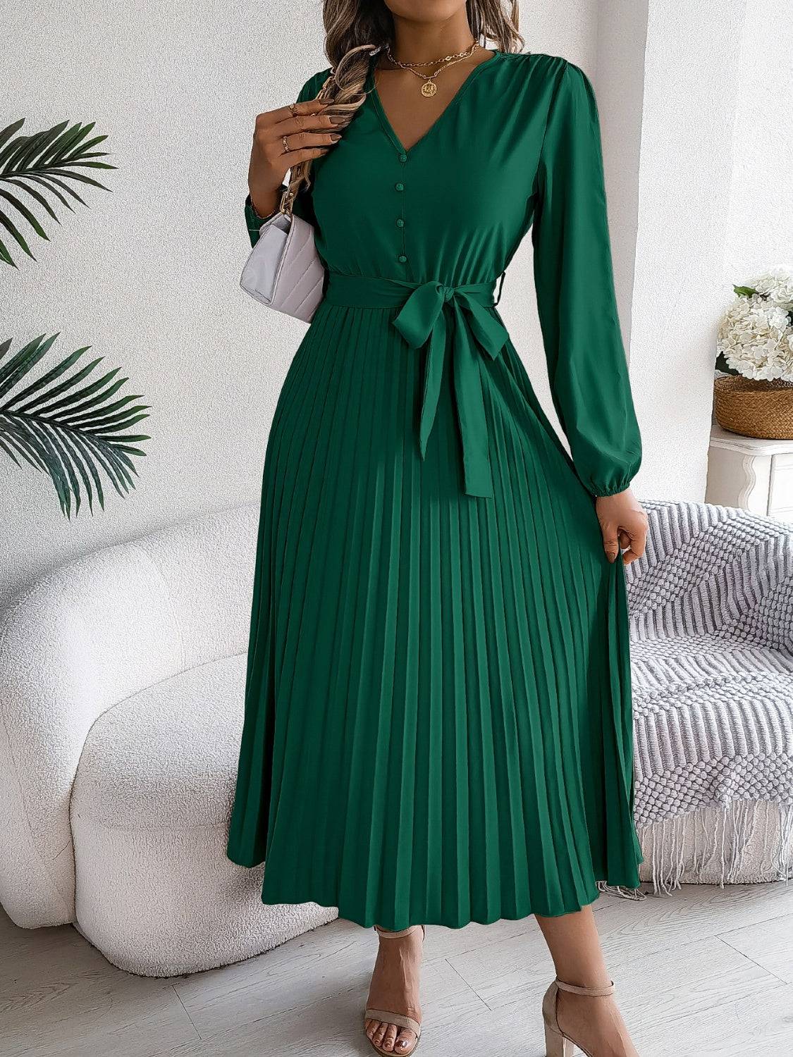 Plissiertes, gebundenes Langarmkleid mit V-Ausschnitt