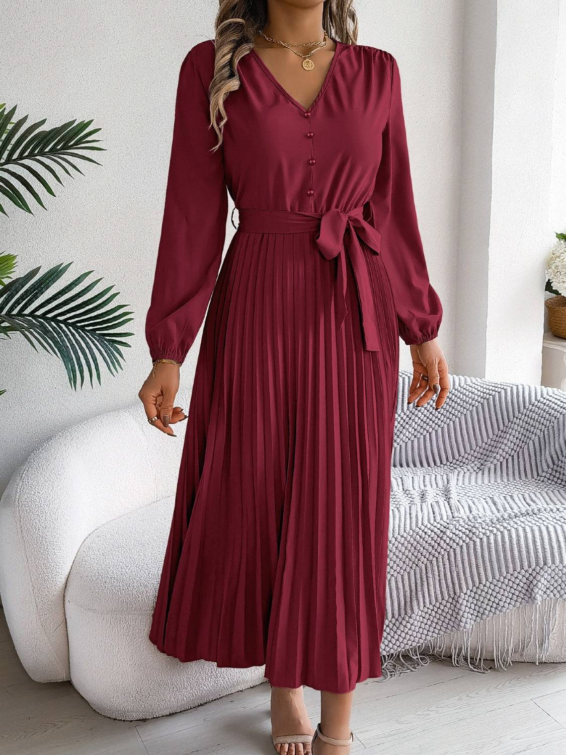 Plissiertes, gebundenes Langarmkleid mit V-Ausschnitt