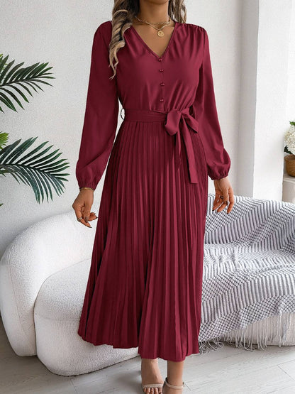 Plissiertes, gebundenes Langarmkleid mit V-Ausschnitt