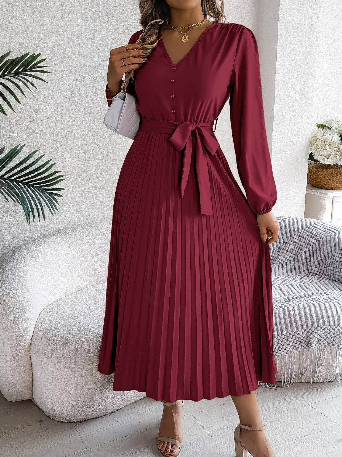 Plissiertes, gebundenes Langarmkleid mit V-Ausschnitt