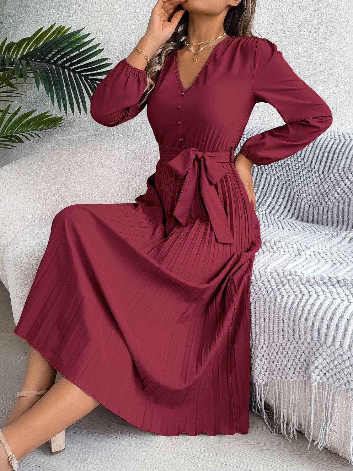 Plissiertes, gebundenes Langarmkleid mit V-Ausschnitt