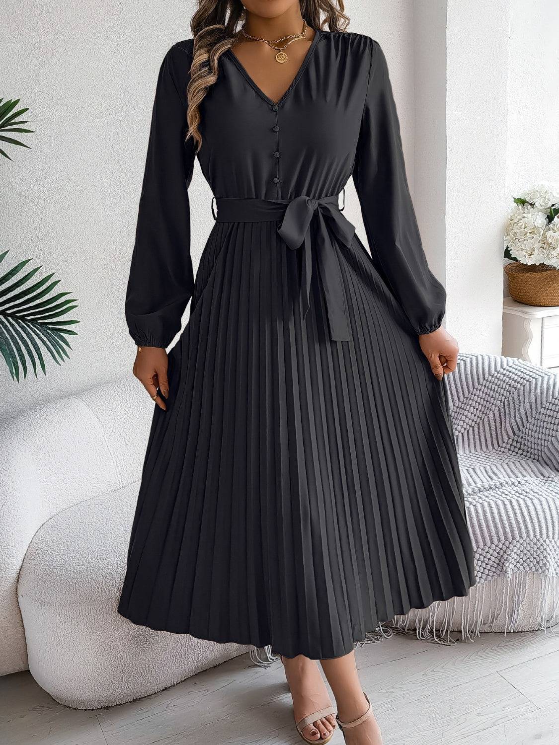 Plissiertes, gebundenes Langarmkleid mit V-Ausschnitt