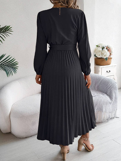 Plissiertes, gebundenes Langarmkleid mit V-Ausschnitt