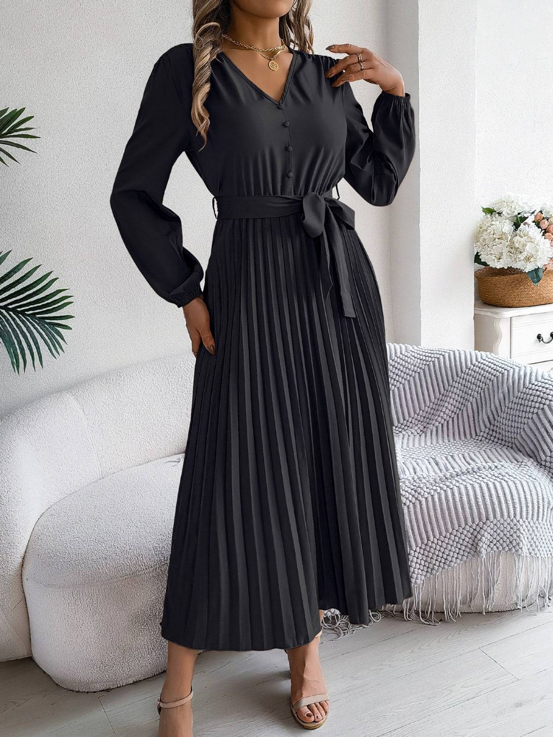Plissiertes, gebundenes Langarmkleid mit V-Ausschnitt
