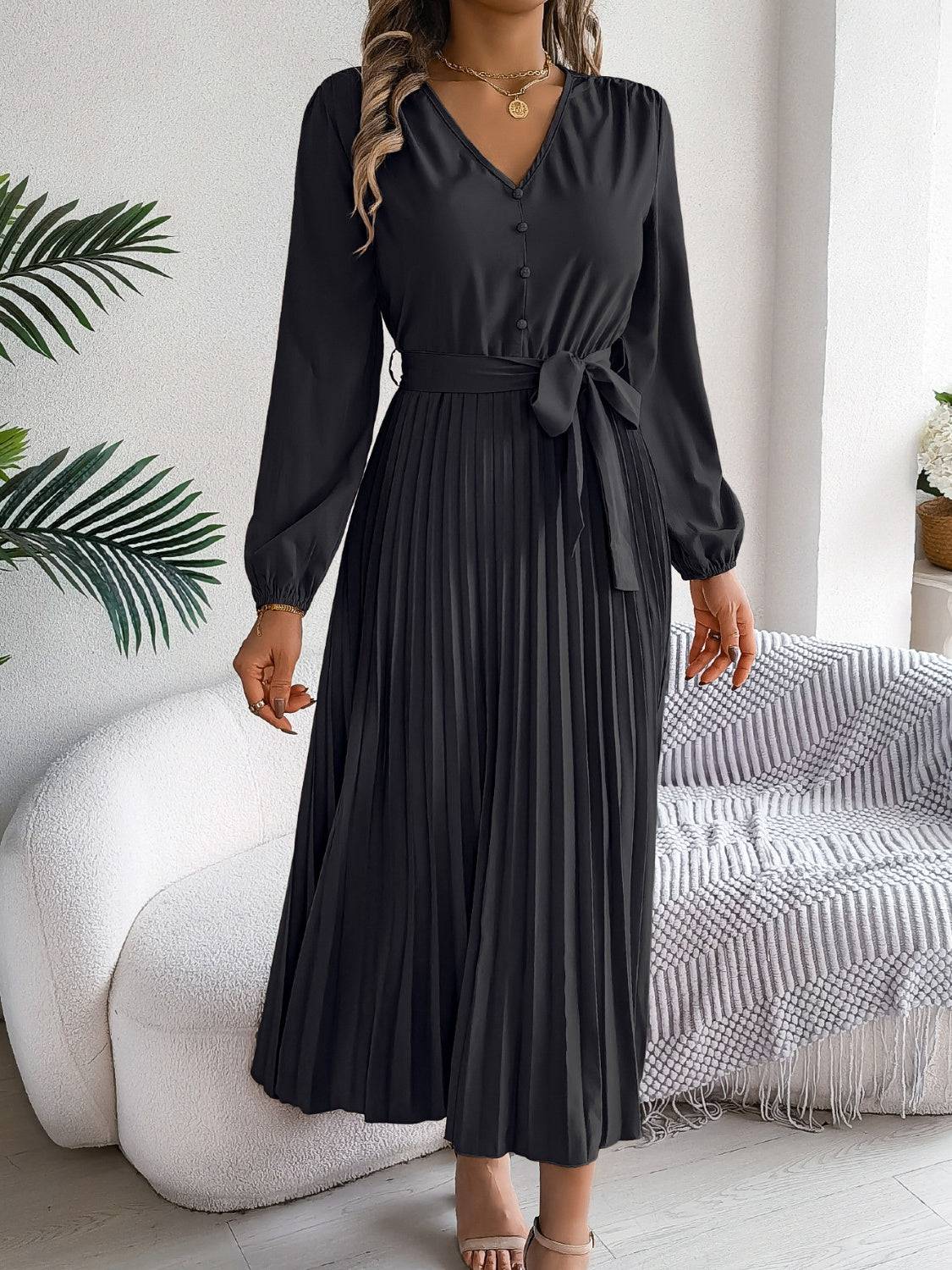 Plissiertes, gebundenes Langarmkleid mit V-Ausschnitt