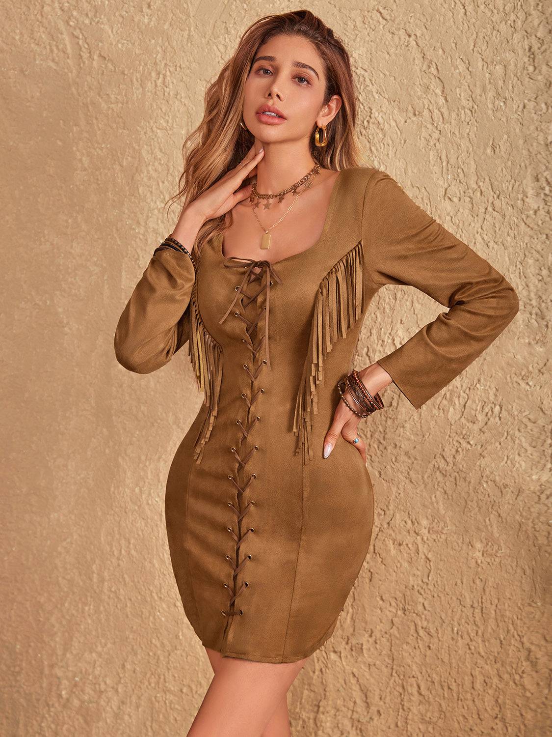 Minikleid mit Fransen, Schnürung und quadratischem Ausschnitt und langen Ärmeln