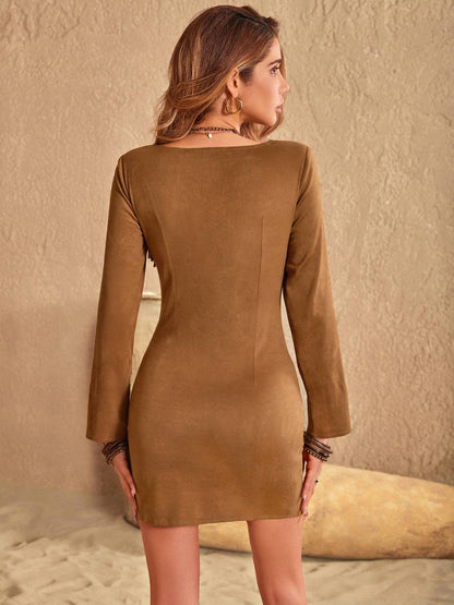 Minikleid mit Fransen, Schnürung und quadratischem Ausschnitt und langen Ärmeln