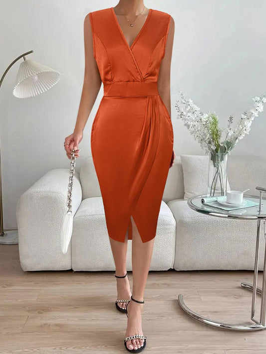 Ärmelloses Midikleid mit Schlitz und Überwurf