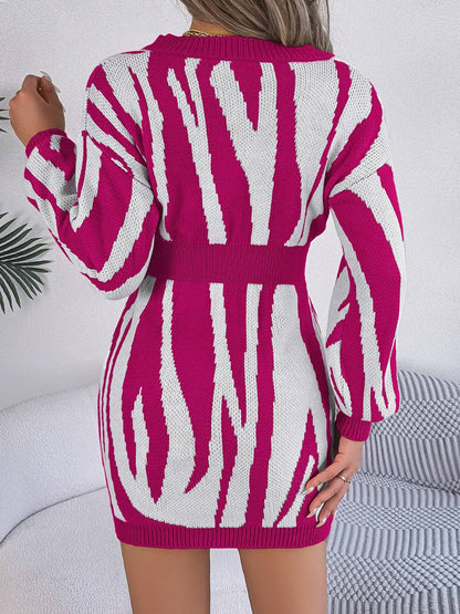 Pulloverkleid mit V-Ausschnitt und langen Ärmeln im Animalprint