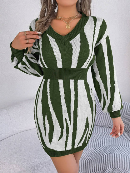 Pulloverkleid mit V-Ausschnitt und langen Ärmeln im Animalprint