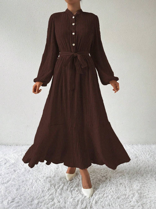 Maxikleid mit halbhohem Knopf und Taillenschnürung