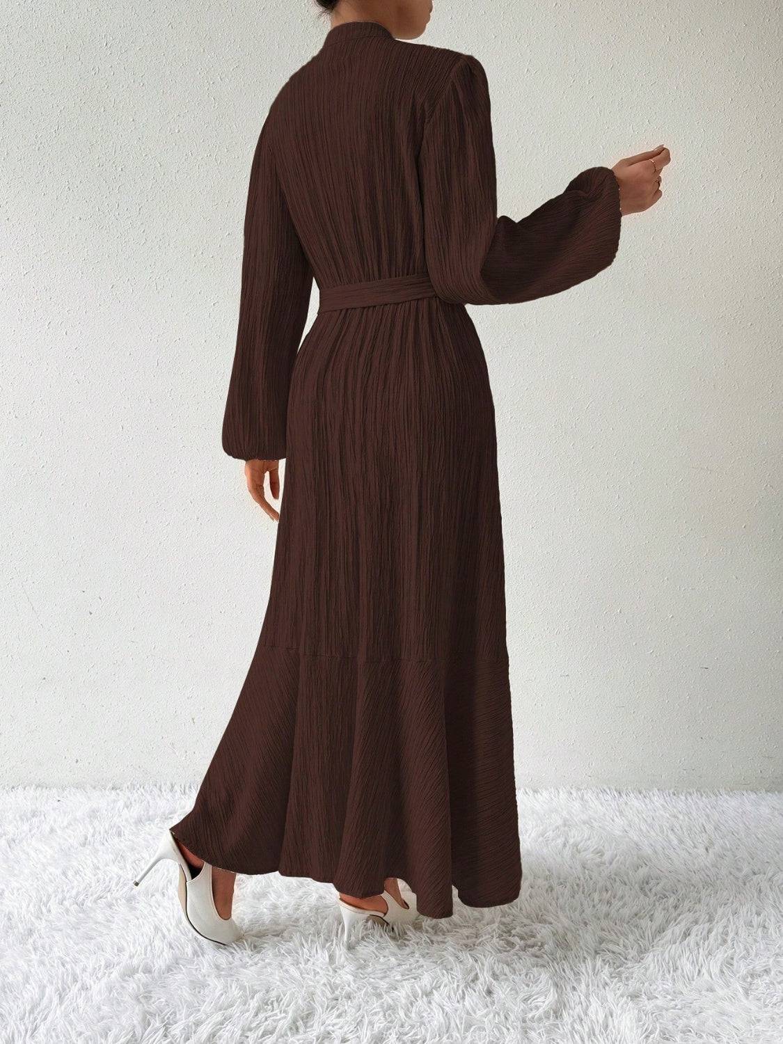 Maxikleid mit halbhohem Knopf und Taillenschnürung