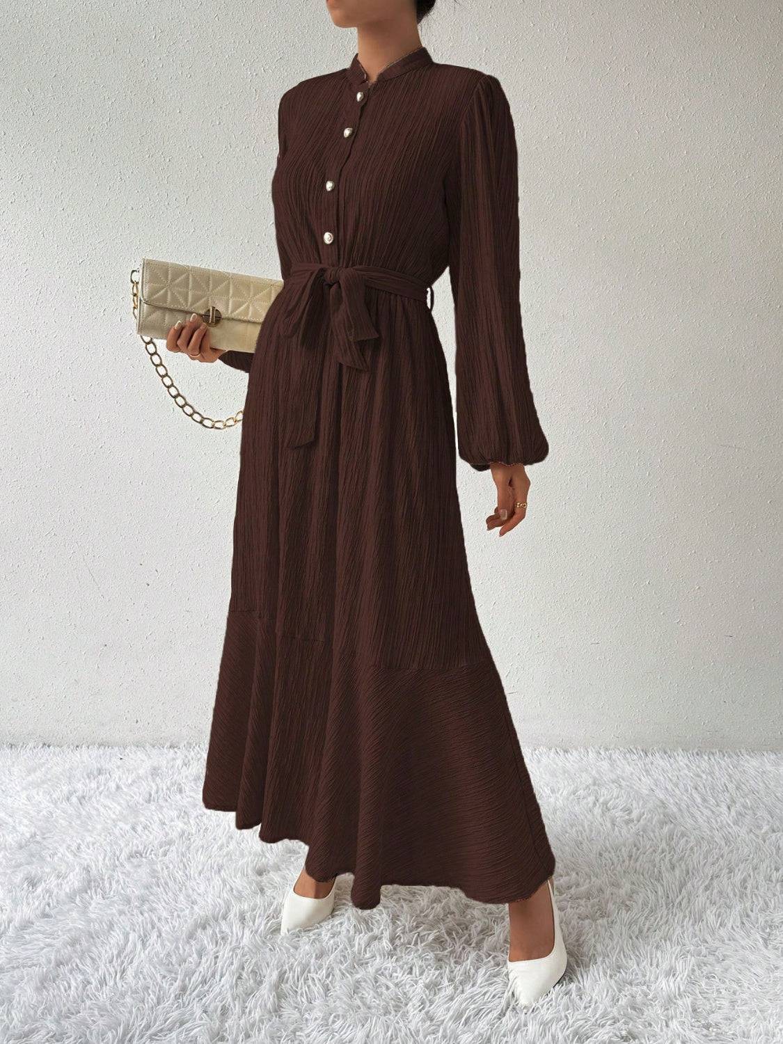 Maxikleid mit halbhohem Knopf und Taillenschnürung