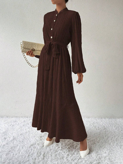 Maxikleid mit halbhohem Knopf und Taillenschnürung