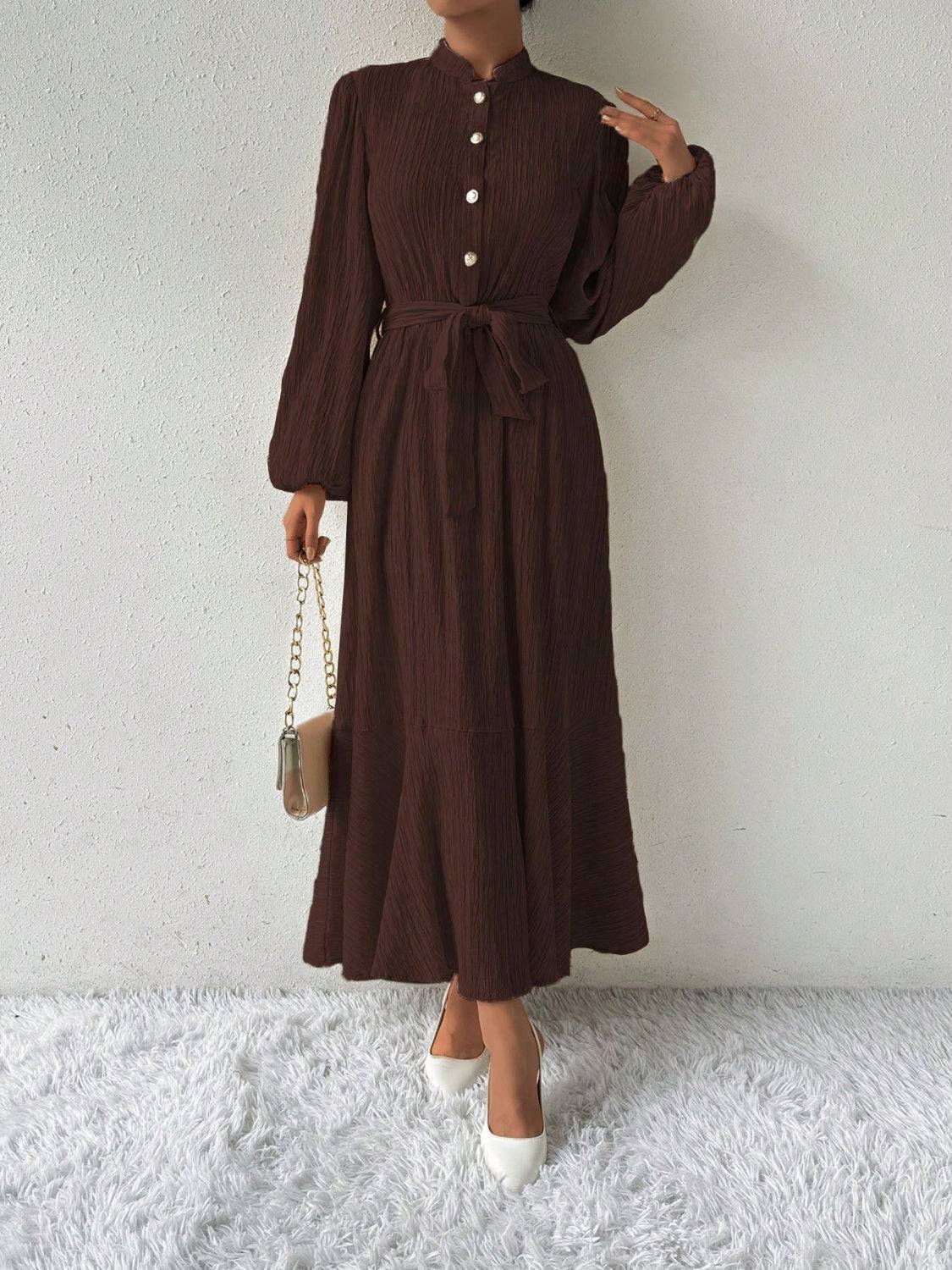 Maxikleid mit halbhohem Knopf und Taillenschnürung