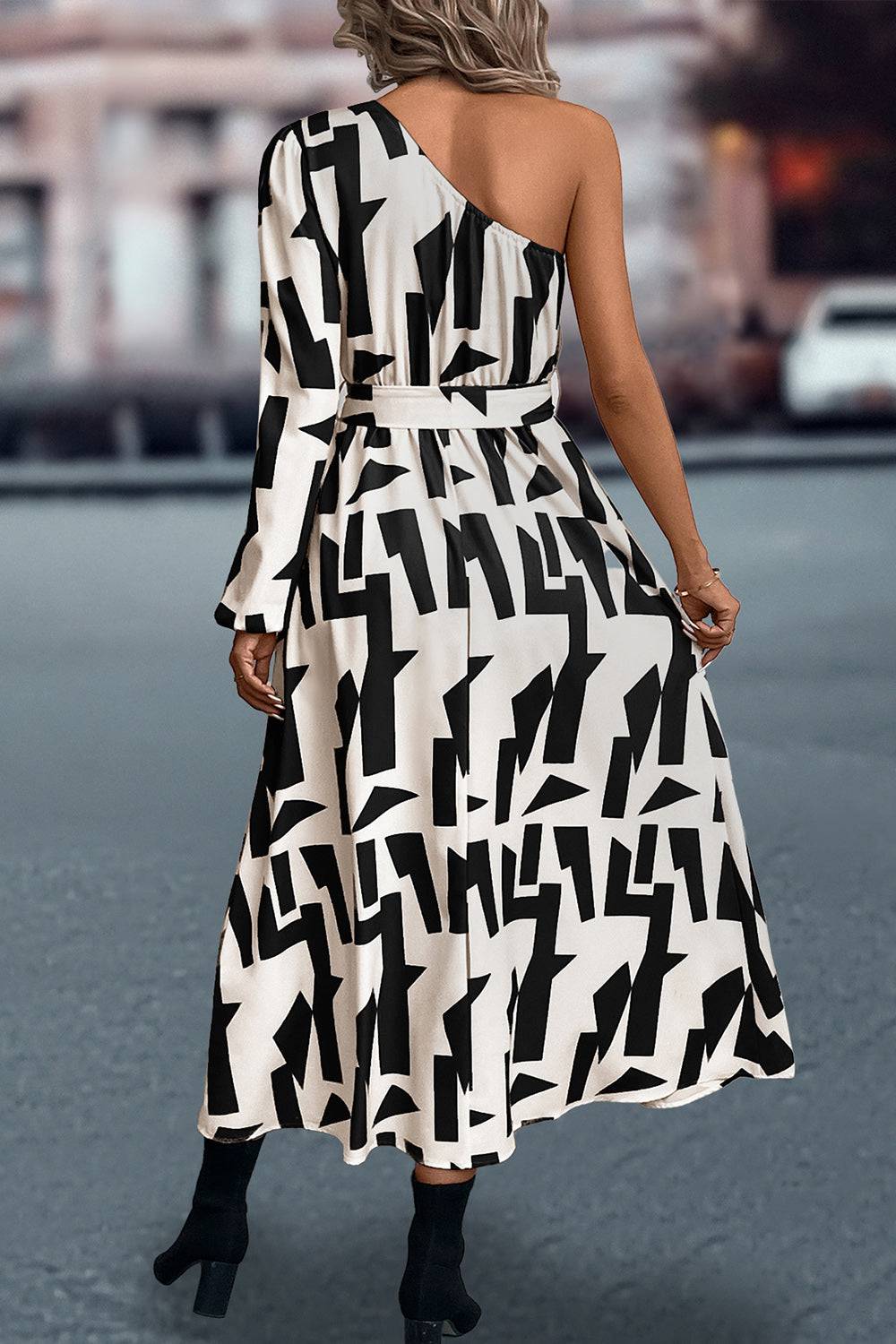 Bedrucktes One-Shoulder-Kleid mit Taillenschnürung