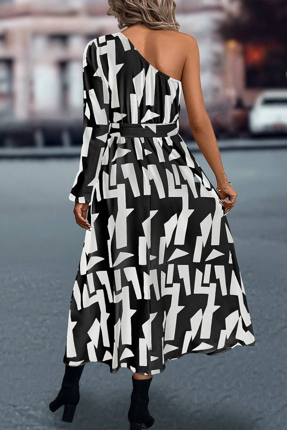 Bedrucktes One-Shoulder-Kleid mit Taillenschnürung