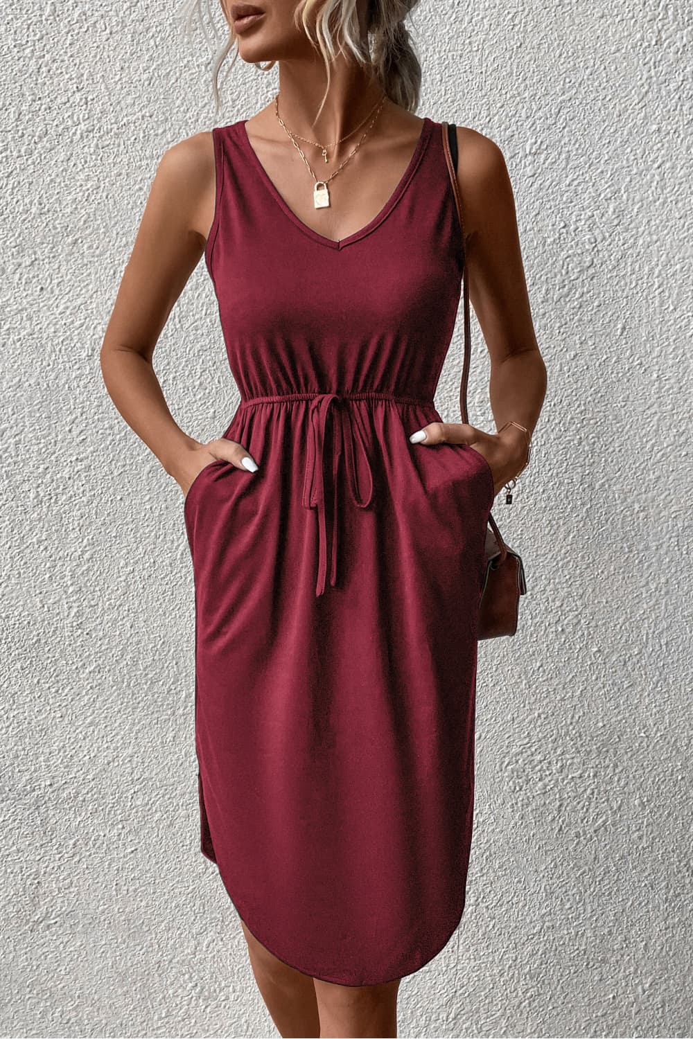 Perfee – Ärmelloses Kleid mit V-Ausschnitt und abgerundetem Saum