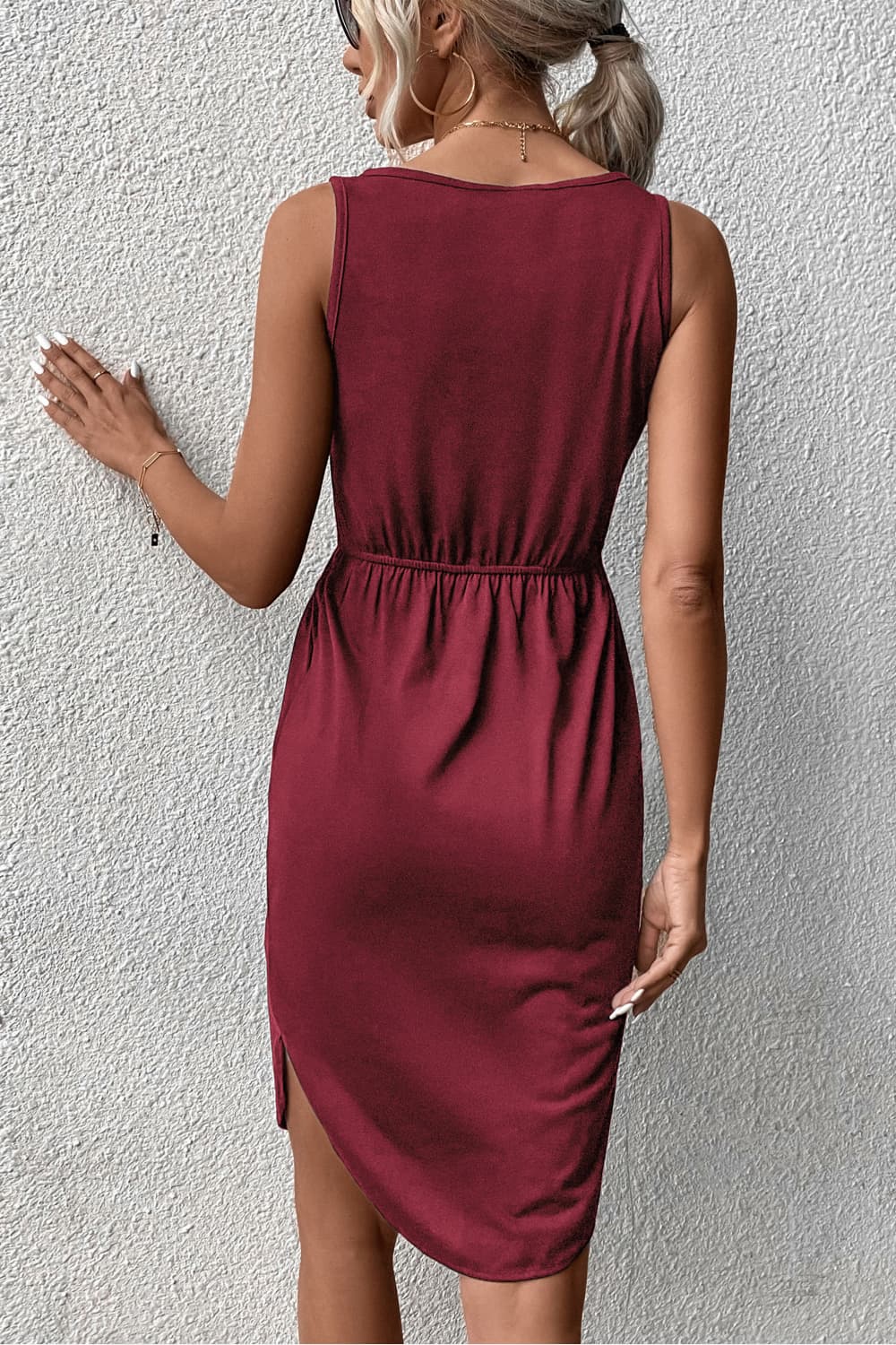 Perfee – Ärmelloses Kleid mit V-Ausschnitt und abgerundetem Saum