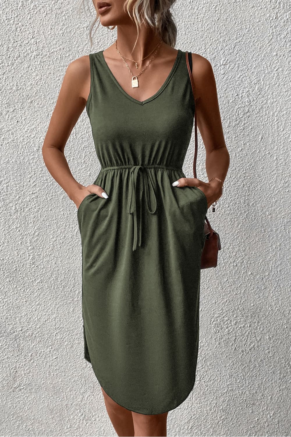 Perfee – Ärmelloses Kleid mit V-Ausschnitt und abgerundetem Saum