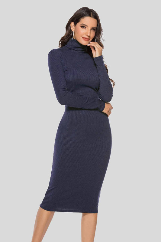 Geripptes Rollkragenkleid mit langen Ärmeln