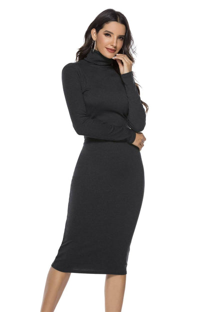 Geripptes Rollkragenkleid mit langen Ärmeln