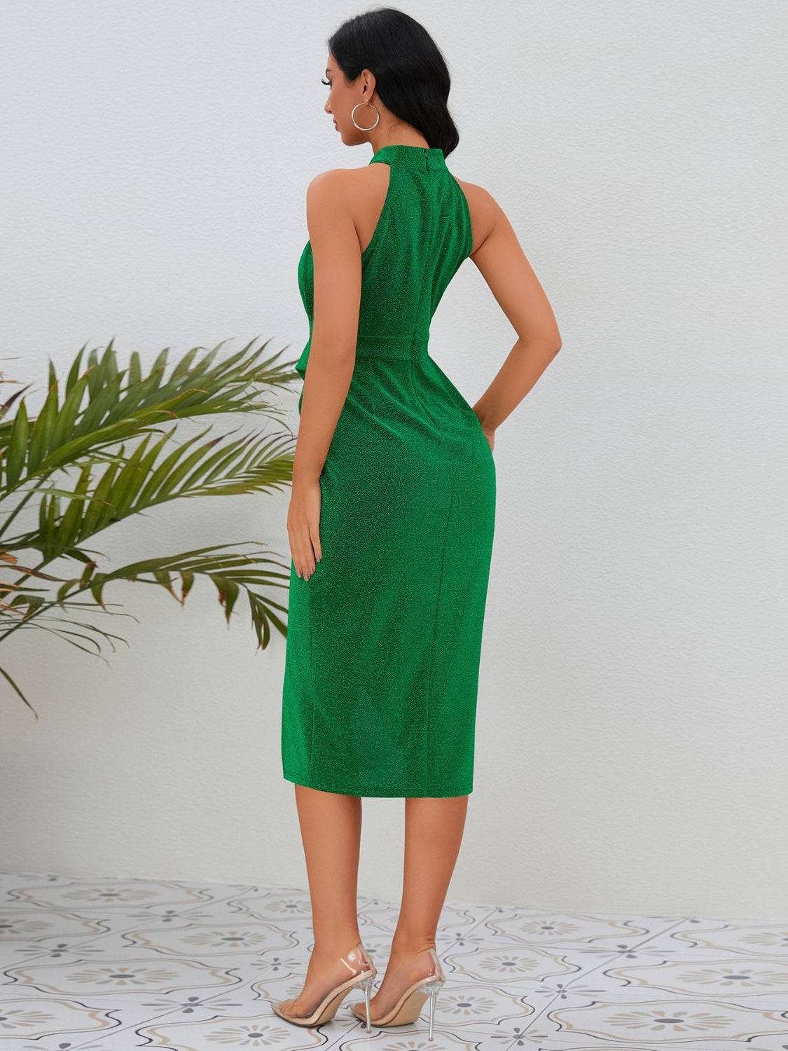 Ärmelloses Kleid mit gerafftem Stehkragen und Schlitz