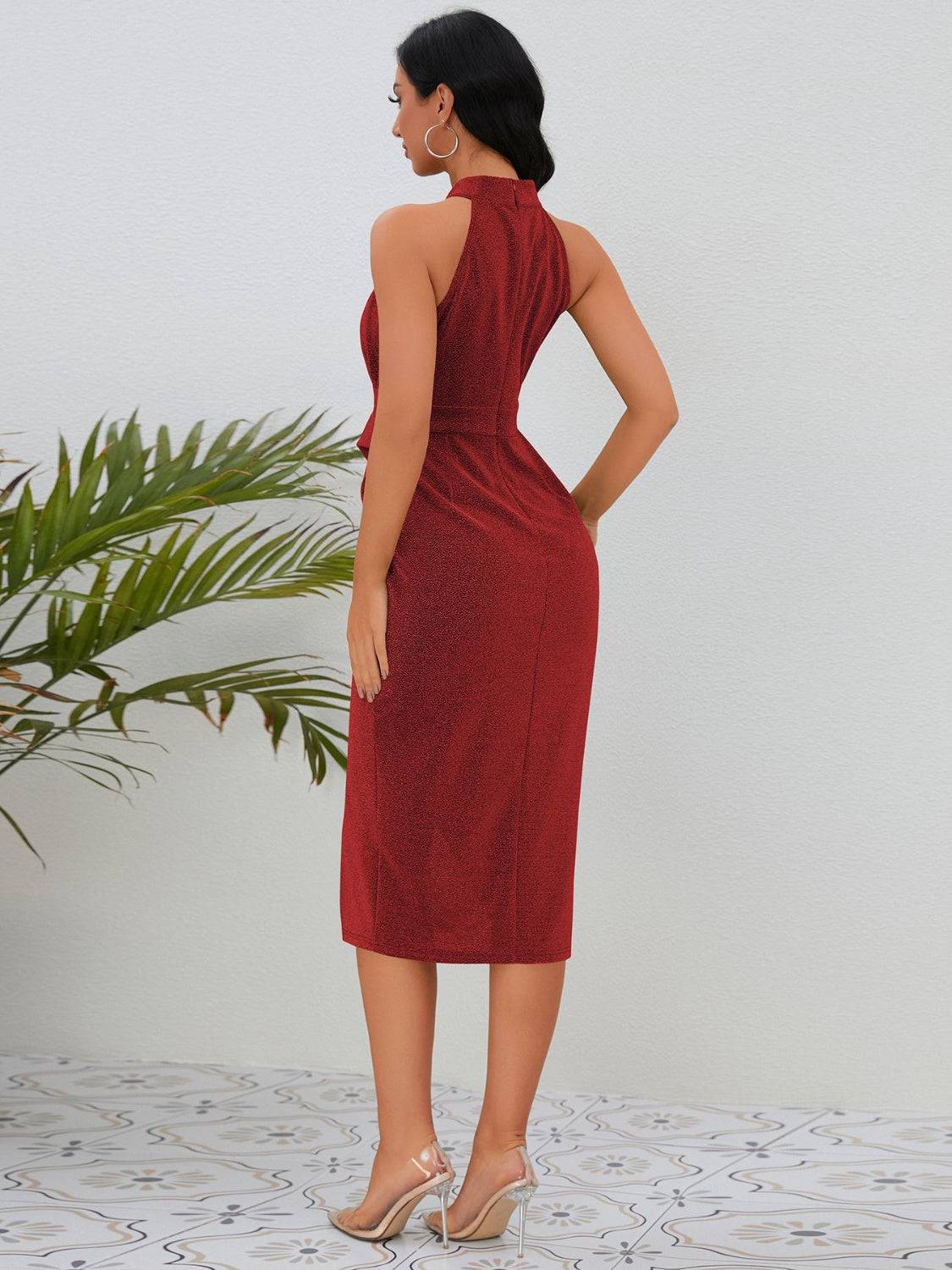 Ärmelloses Kleid mit gerafftem Stehkragen und Schlitz