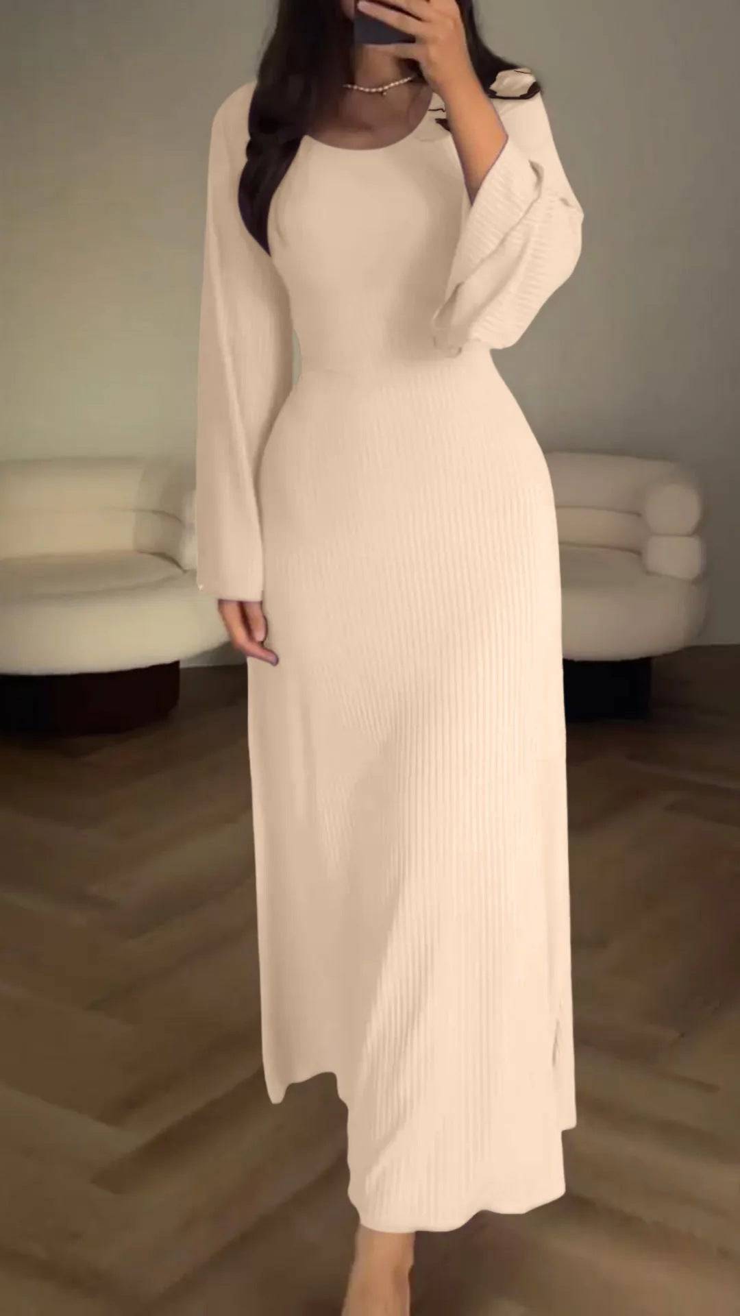 Lockeres Kleid mit langen Ärmeln und Schlitz