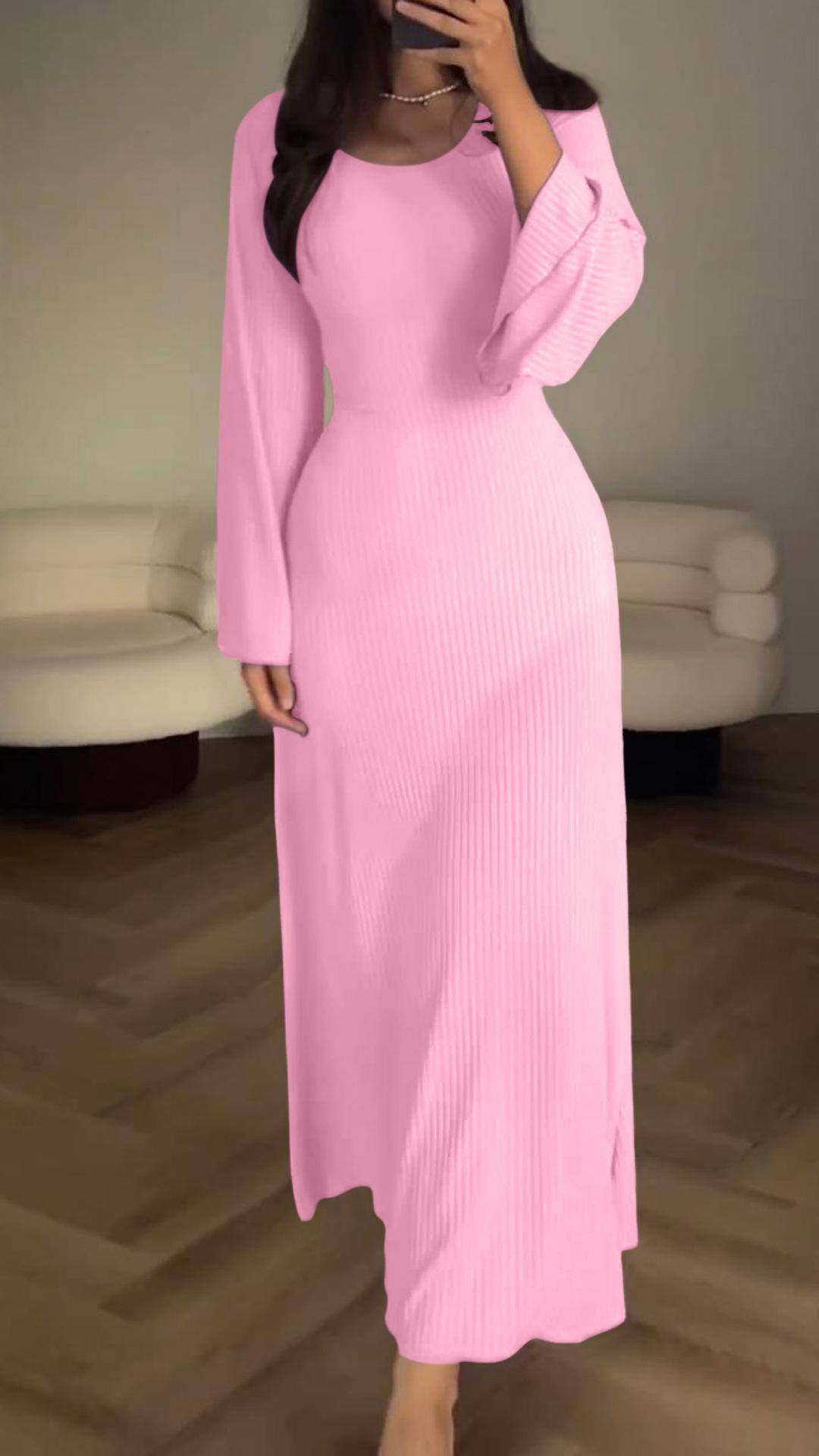 Lockeres Kleid mit langen Ärmeln und Schlitz