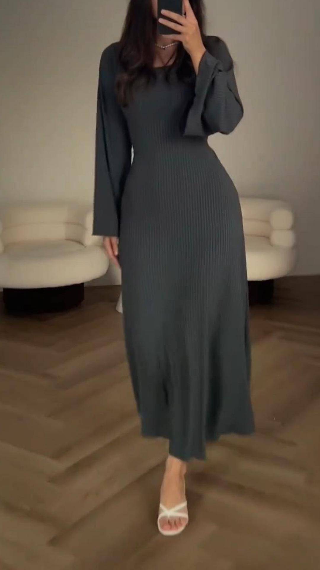 Lockeres Kleid mit langen Ärmeln und Schlitz