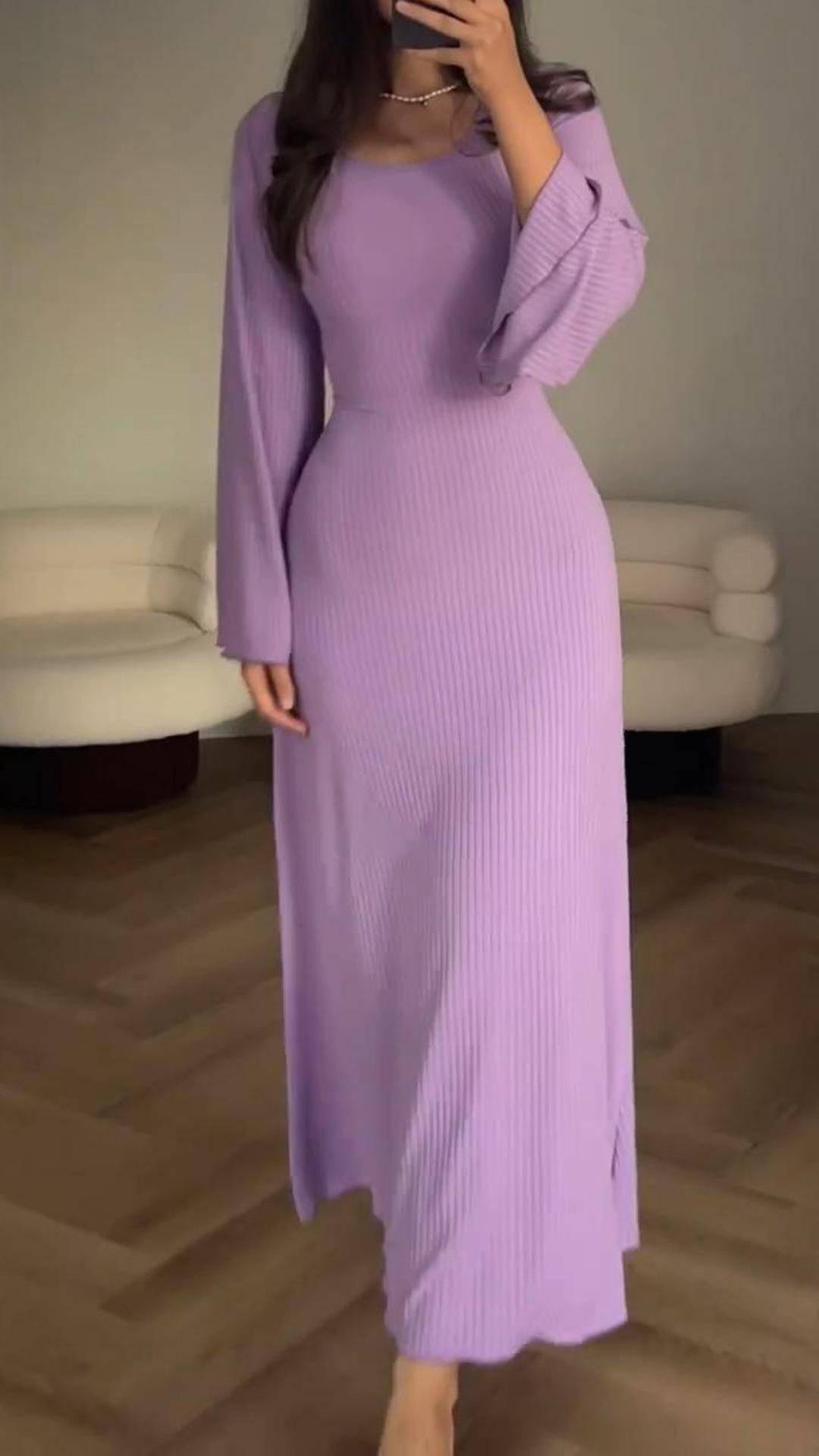 Lockeres Kleid mit langen Ärmeln und Schlitz