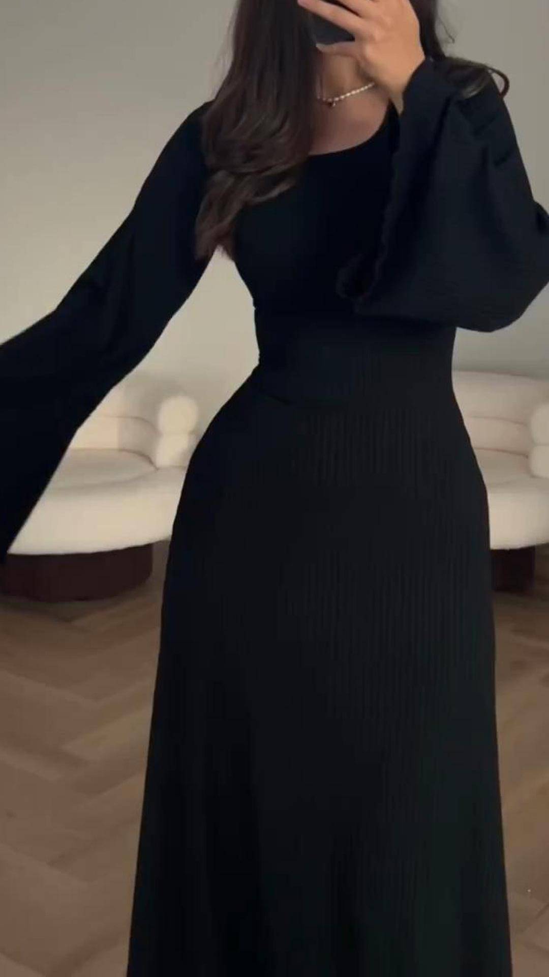 Lockeres Kleid mit langen Ärmeln und Schlitz