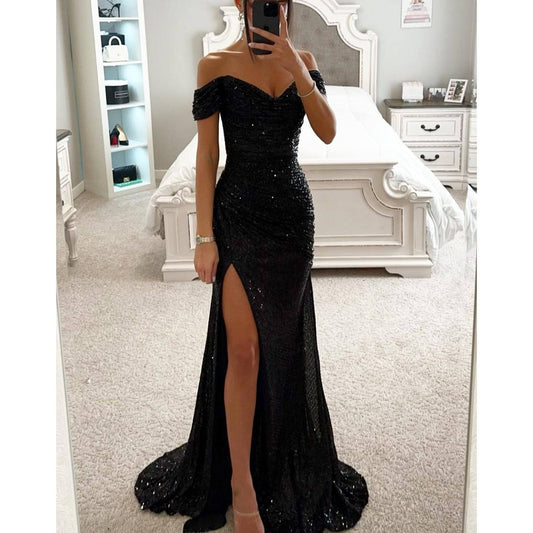 Pailletten-Kleid mit offenem Ausschnitt und Schlitz