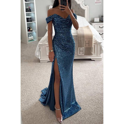 Pailletten-Kleid mit offenem Ausschnitt und Schlitz