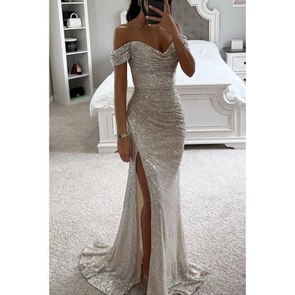 Pailletten-Kleid mit offenem Ausschnitt und Schlitz