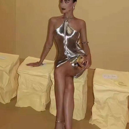 Rückenfreies Kleid mit Quasten und Neckholder