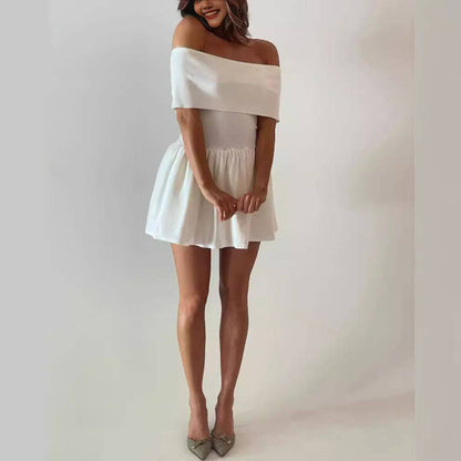 Gestricktes Kleid mit Hohlsaum und freiem Kragen