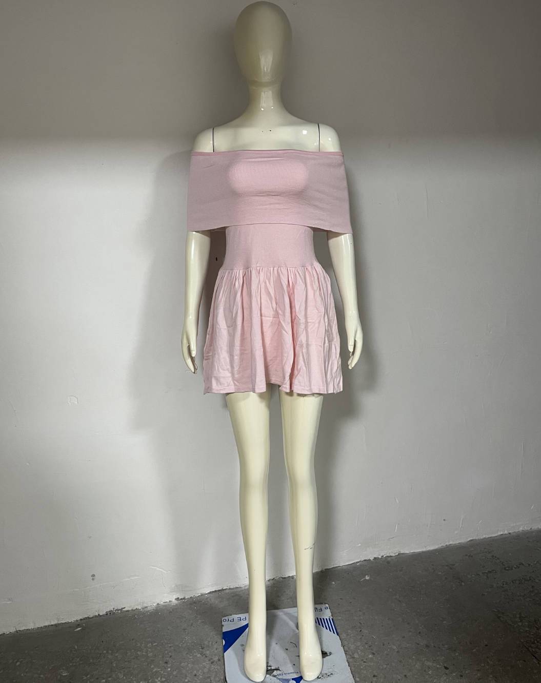 Gestricktes Kleid mit Hohlsaum und freiem Kragen