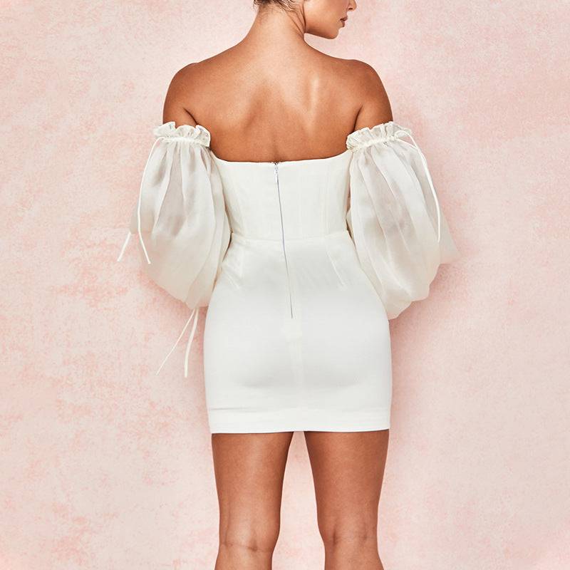 Kleid mit schulterfreiem Ausschnitt