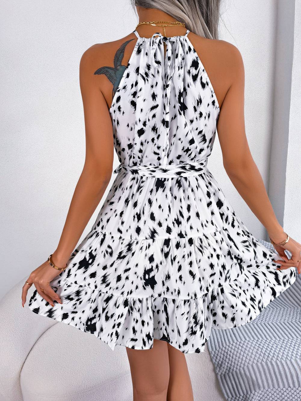 Ärmelloses Minikleid mit Neckholder und Print und Bindegürtel