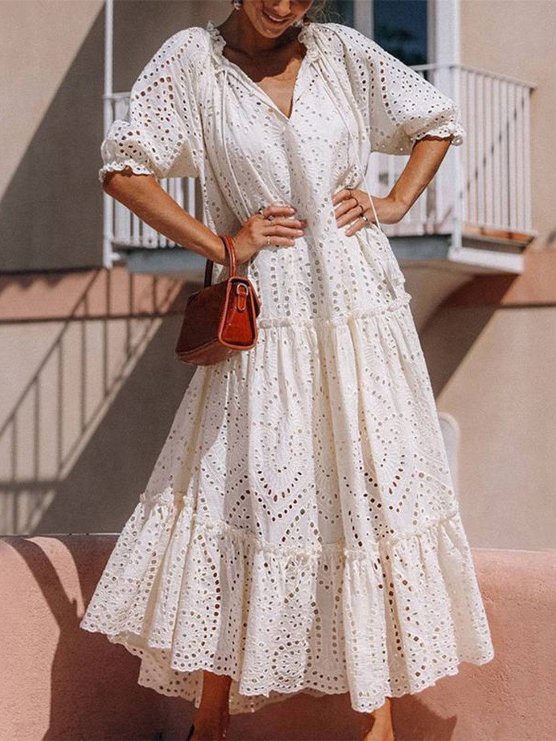 Gestuftes Kleid mit halblangen Ärmeln und Schleife am Hals