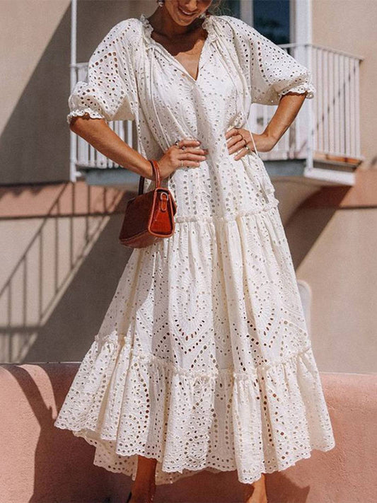 Gestuftes Kleid mit halblangen Ärmeln und Schleife am Hals