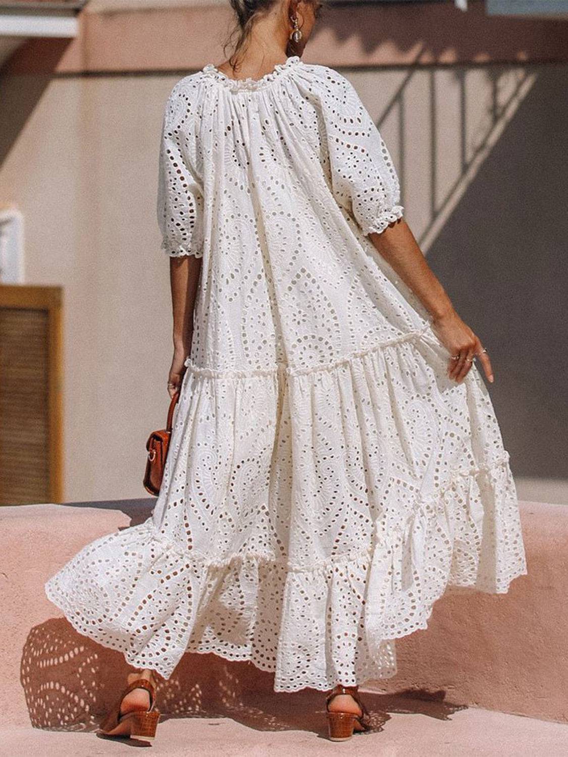 Gestuftes Kleid mit halblangen Ärmeln und Schleife am Hals