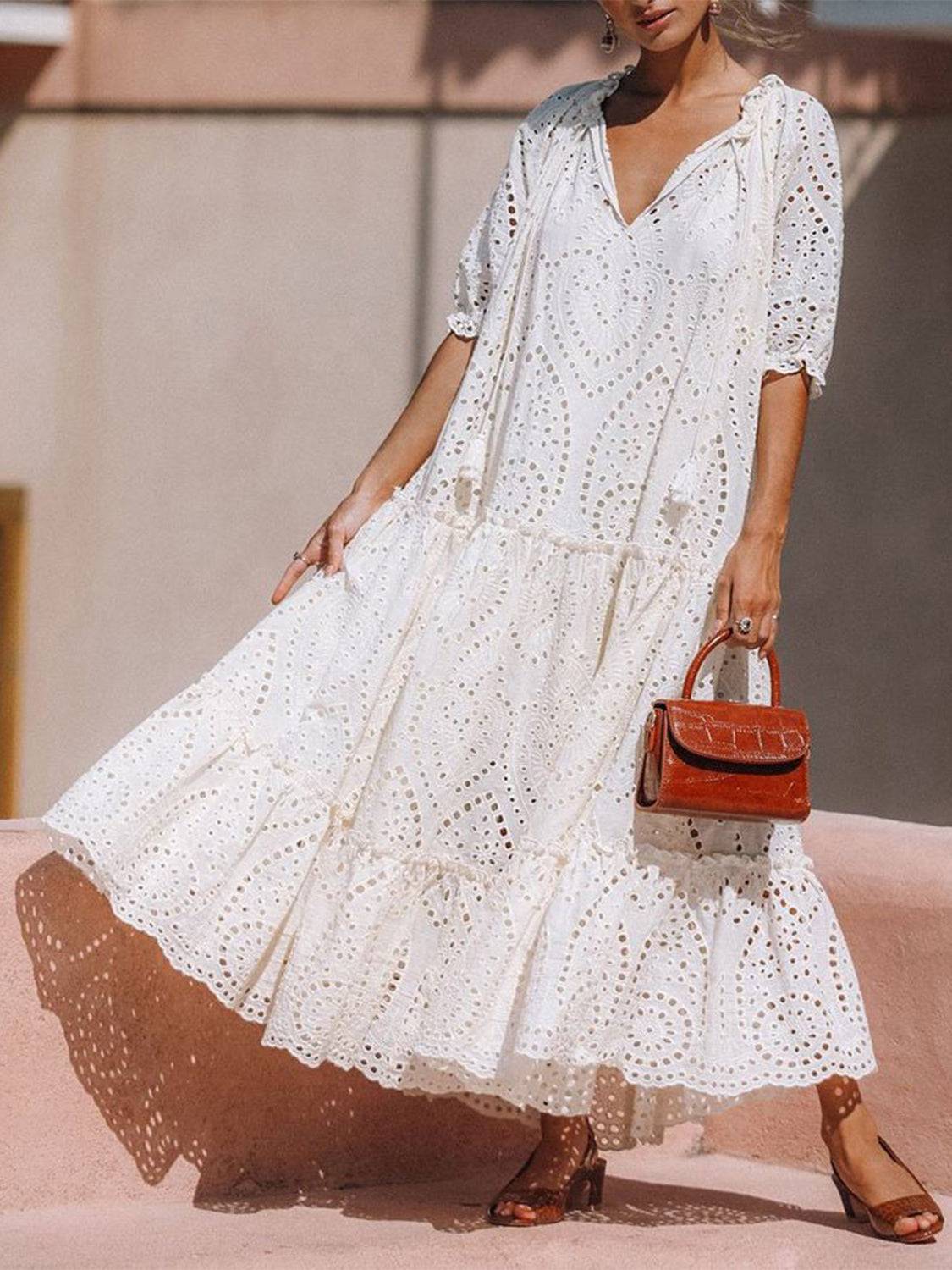Gestuftes Kleid mit halblangen Ärmeln und Schleife am Hals