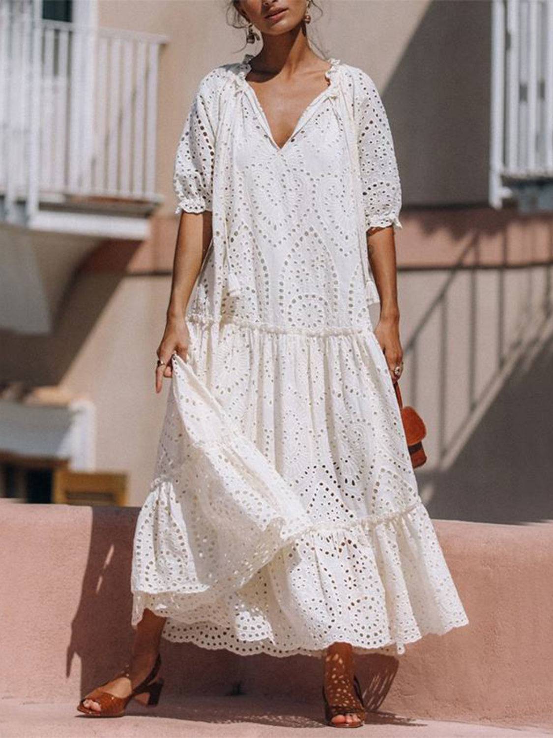 Gestuftes Kleid mit halblangen Ärmeln und Schleife am Hals